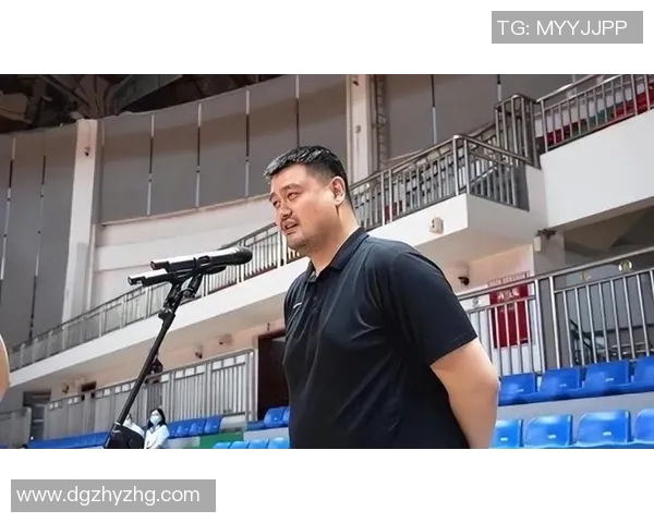 姚明因身高问题担忧撞头的趣事与篮球生涯的挑战