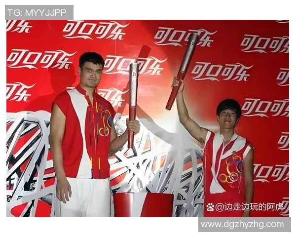 在篮球场上举旗模仿姚明的精神与风采传承