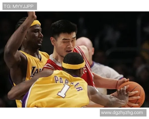 姚明罚球训练的坚持与成长之路:从青涩到巨星的蜕变故事 姚明罚球训练的坚持与成长之路:从青涩到巨星的蜕变故事