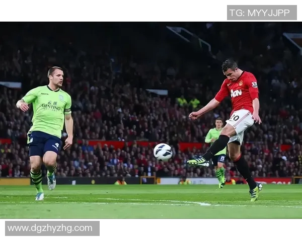 足球明星与粉丝亲密互动瞬间展现温暖人心的名场面