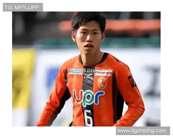 足球明星与儿子亲密互动视频展现父子情深引发网友热议